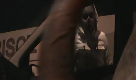 Plavuša je navlažila slinom dildo i umetnula je film porno s u pičku