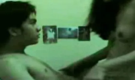 Zgrožena, crvenokosa mama film porno hub jebe mladu djevojčicu na krevetu s debelim vilom