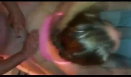 Ostavljeni kod kuće, jedna mlada kuja zove svog prijatelja i prijateljicu k sebi, nakon što je popio pivo, počeli su ga xxxl porno zavoditi za seks, on, naravno, nije bio protiv takvog zadovoljstva, puštajući da njegov penis sisa, sjebao je ove drolje i završio na njima