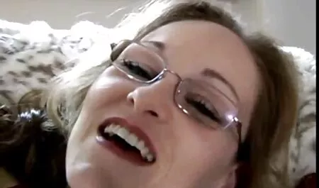 Kurva plavuša porno 300 hd masturbira veliku pičku pred prijateljicom kamerom