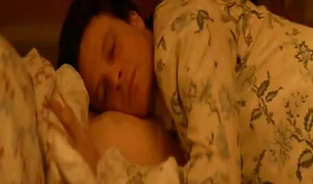 Lijepa djevojka igra se svojim fre porno hd tijelom