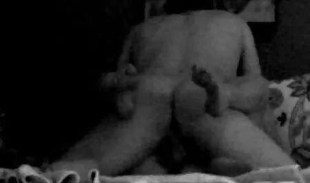 Prsata plavuša s ukusnom guzom trlja se o kurac svog dečka i dovodi porno mom film ga do orgazma