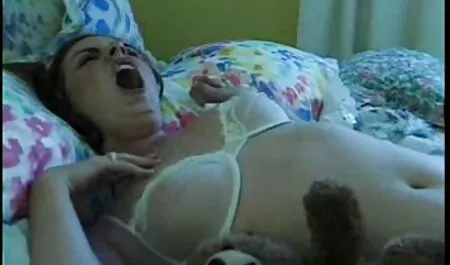 Chrissy se jako zagrije u blizini kamina porno video 17