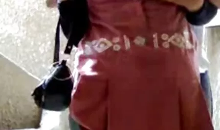 Mlado dijete miluje old porno movie igračku i uzima je u usta