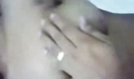 Vitka mom porno films beba se jebe s momkom i uživa u cunnilingusu