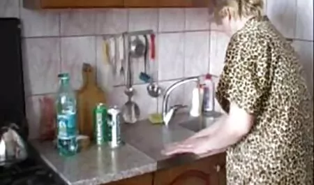 Na širokom krevetu free girls porno momak je jebao zrelu damu s velikim sisama, podižući joj nogu