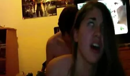 Čovjek je stavio šaku u čvor, a zatim booloo porno i nožne prste