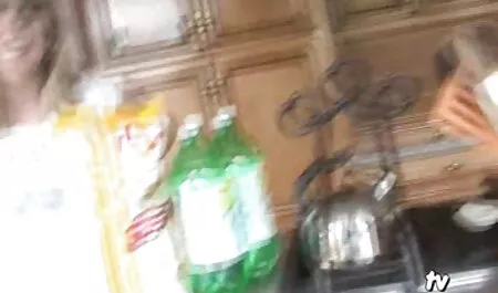 Doista joj se sviđa kad on unese prst tamo, stavi dildo, aktivno razvije poantu za nju porno molf i samo besramno stavi kurac tamo