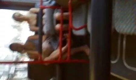 Mlada djevojka pokazuje svoje grudi pred heintai porno kamerom