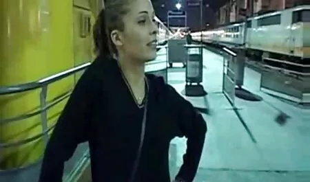 Horny classic porn 90 dude gleda zrelu baku dok miluje svoju pičku na kauču
