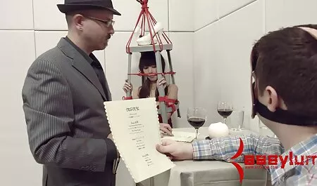 Brineta sisa elastični vintage zoo porno penis i ubacuje se u svoj analni