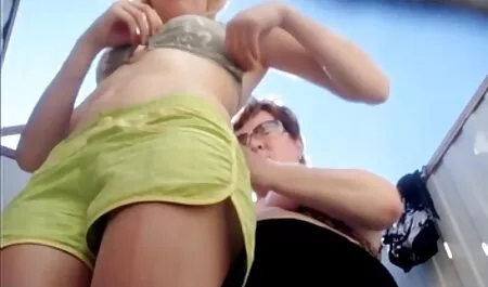 Zrela mama miluje svoju uzbuđenu pičku i porno massage real odlazi jebati očuha