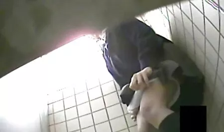 Kučke su jako gladne i žude za zadovoljenjem seksualne gladi na bilo koji način. U početku su se djevojke porno madam malo zezale s jezicima, prstima i seksualnim igračkama