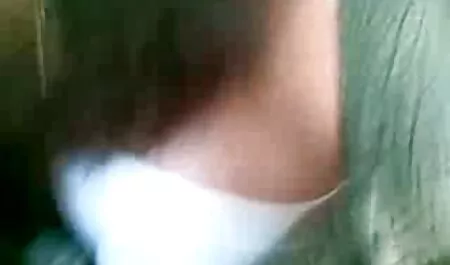 Elegantna bespectacled drolja nikad ne odbija tvrdi analni jebeni, njezina slatka guzica je uvijek spremna za vožnju na tvrdom, vintage zoo porno neumornom penisu