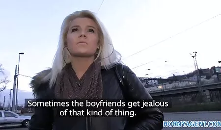 Odrasla žena sudjeluje u teškom grupnom seksu, dva porno molf muškarca jebe je u ustima i u analnom seksu i sperma na licu