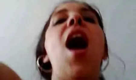 Mlada djevojka brineta liže se s dvije biseksualke. Ova dva dečka vole različite vrste seksa, mogu se obje jebe među sobom i s suprotnim spolom ts hd porno