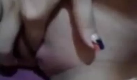 Dama je bila jako sretna kad porno extr su je dva odrasla muškarca htjela pojebati. Pojavio se niotkuda još jedan tip i bacio ga u krevet, stavio ga u usta