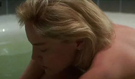 Dečko jebe seksi plavušu u crvenom donjem rublju i porno hd ts ulijeva spermu u pičku