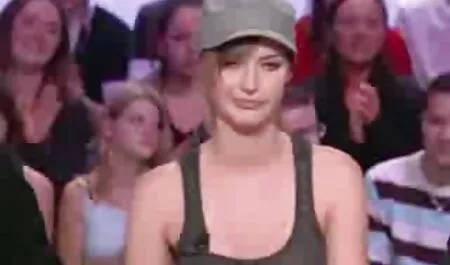Mlada supruga nježno usisava vrh člana porno clip free