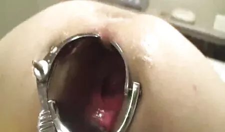 Dok je kćer bila u školi, majka je pozvala ekipu filma kući i odigrala pravu porno priču, primivši puno xxnx filme užitaka i tijesta