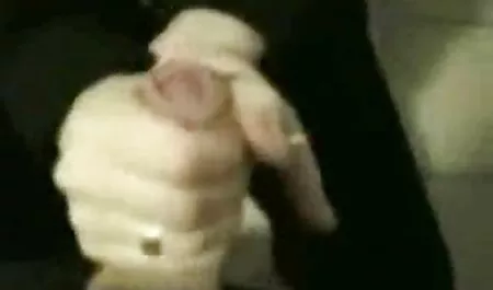 Požurni muškarac s debelim pijetalom strastveno jebe brinetu u bikiniju surprise porno