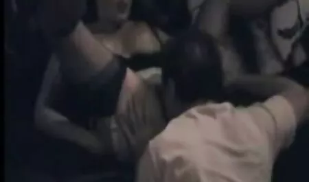 Odrasli muškarac sa sinom je skinuo porno safari kurvu i zamotao je u vrpcu i ostavio mjesto, samo za svoje rupe, počeo je suzati koliko je mogao