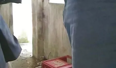 Slatka brineta s malim grudima nježno se ljubi i rumeni u analu porno bl