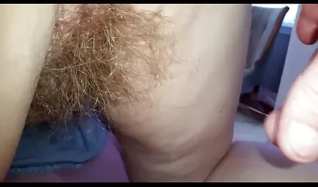 Čovjek sjedi gol na stolici za ljuljanje, a njegova dva debela kuraca usisavaju dvije opsjednute plavuše film pornotube
