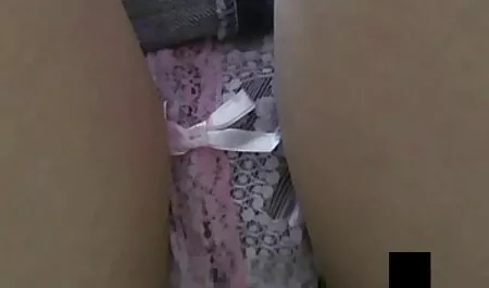 Fantastična seksi djevojka miluje porno golf sebe