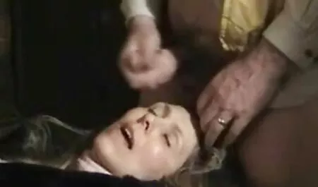 Vitka pilić se zajebava s igračkama tube porno film