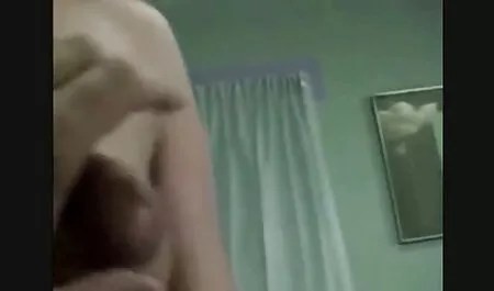 Mlado dijete ležalo je iznad ljubavnika i miluje ga porno hub massage
