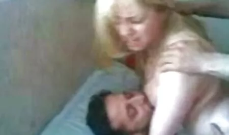 Mlada plavuša podsjetila je tipa porno 50 60 na svoje studentske dane i sjebala se