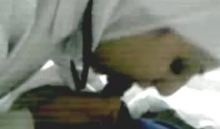 Počeo je lizati njezine slatke usne, koje su dostojne najčasnijeg kunnilingusa film xxx