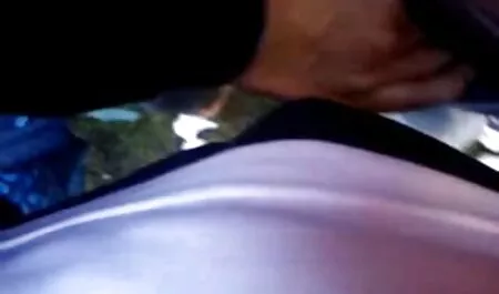 Dva dečka s filmpoŕno debelim kuracima jebu simpatičnu latinu analnu