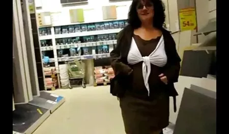 Seksi crnka u minijaturki dobiva analno jebenu stranu retro film porno uz cestu