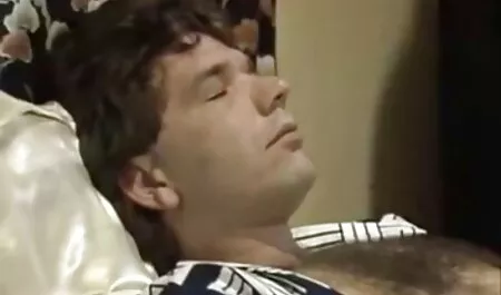 Dvije strastvene porno frer požudne ljepotice jebe se u analnom planu