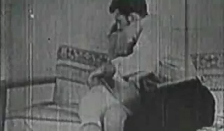 Prsata brineta jaše na debelom ms cleo porno penisu svog jebača bez sumnje da frajer snima sve što se događa