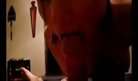 Slatka brineta usisava debeli penis i dobiva se jebeno u analu sa nasilnikom strip poker porno