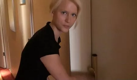 Zgrožena brineta rado je sjela na divovsku viljušku nepoznatog muškarca. Platio joj je novac i učinio s njom ono što je želio. Djevojčica se jedva digla na porno hd animal noge nakon tako napornog praska