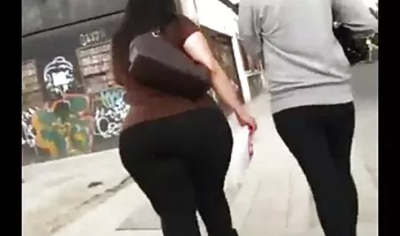 Plavuša s crnim sisama u crnim čizmama dobiva porno matire se jebeno u uskom analnom