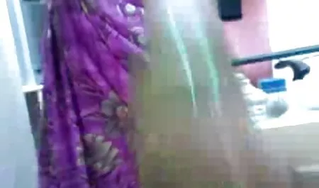 Oni ljepoticu uzimaju u dvije ružičaste rupe, čineći je divljim vriskom, razbijajući glas streaming film porno i moleći za milost
