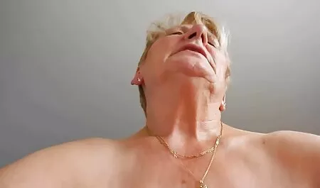 Blondie je podigla člana pijanog porno hd blond momka i sjela na vrh