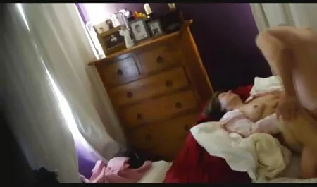 Mladu rusku brinetu dobiva jebena simpatična prijateljica parking porno u analnom