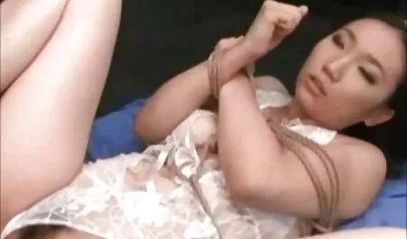 Seksi brineta pokazuje kremastog porno movie 2018