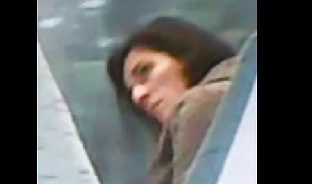 Brunette xxx parno dobiva ogroman penis s leđa