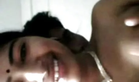Napuhan cvrkut animo porno čini prsata Vanessa Decker kunnilingus i jebe je