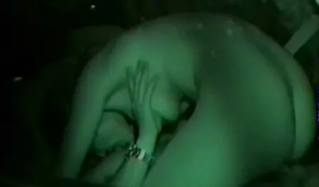 Tip 50plus porno je pržio dvije sluškinje