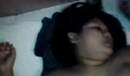 Djevojka porno video 2018 hvata dečke koji pokazuju grudi kroz prozor