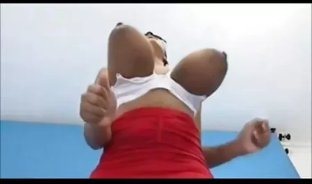 Ovo je nezaboravna seksualna zabava koju su porno family strok ugostile ruske studentice. Dečki i djevojke se još ne znaju zabavljati i zato su snimili tako fantastičan video s razbojstvom i jebote