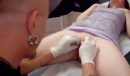 Žena nakon posla uzbuđena zbog gledanja filma xxxl porno film